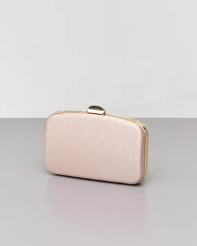 Clutch rigida color champagne in tessuto goffrato con profili e chiusura scatto in metallo dorato